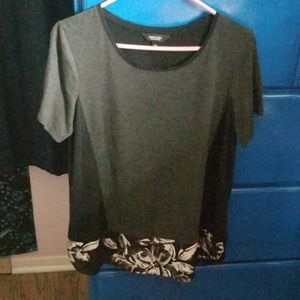 3/$20 Vera Wang T-shirt Blouse